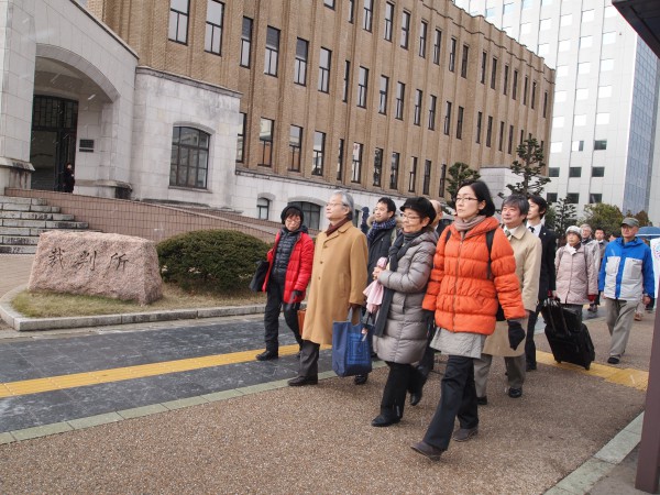 1月28日。大飯高浜原発差止仮処分の第1回審尋期日のため福井地裁に入る申立団、弁護団。