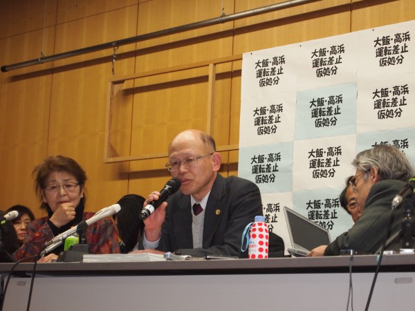 期日後の記者会見で報告する井戸謙一弁護士