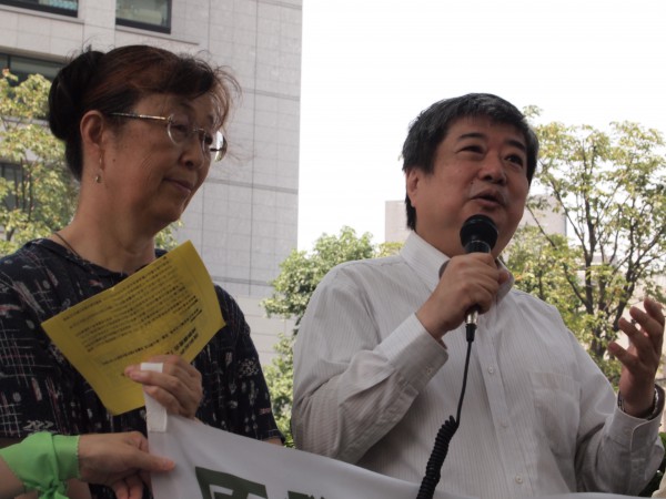 ８月３日検察審査会の入っている東京地裁の前での感謝を伝える検審前行動