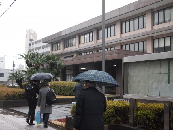 福岡高裁宮崎支部に入る弁護団