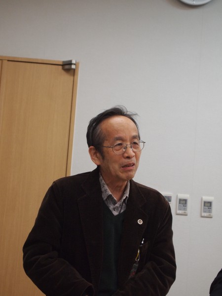 期日後の記者会見で、実効性のない避難計画なしで原発の再稼働は認められないと説明する後藤弁護士