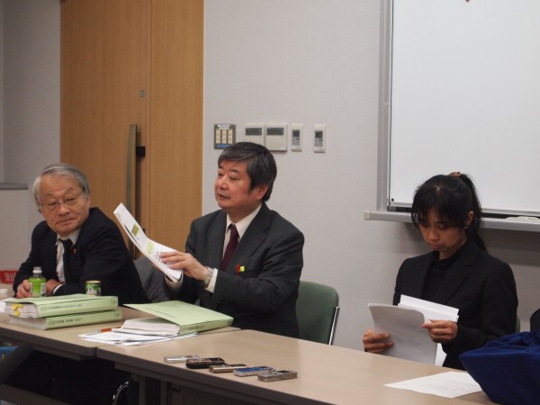 期日後の記者会見で、火山のプレゼンについて説明する海渡雄一弁護士（中央）
