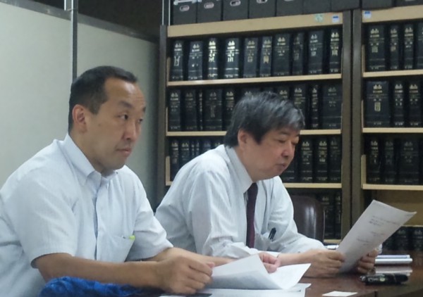 右から、海渡弁護士、只野弁護士（東京・司法記者クラブ）