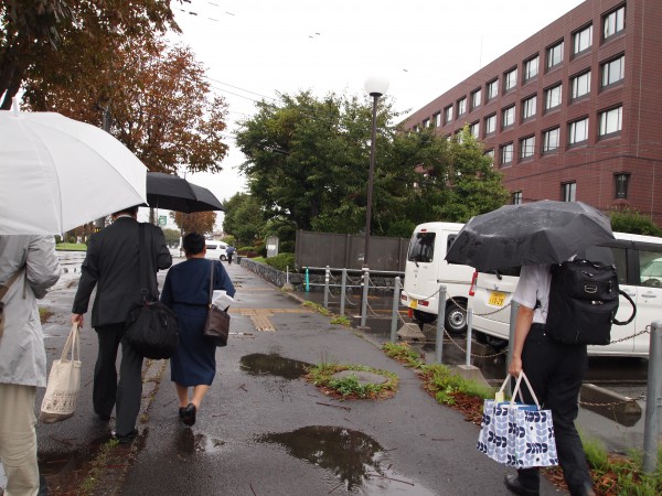 代理人弁護士とともに裁判所に向かう菅野さん