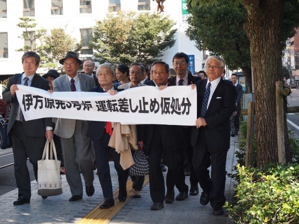 11月２日、伊方原発差止仮処分の最後の審尋期日を前に入廷する債権者、弁護団ら（松山地裁）