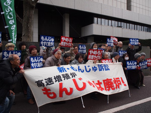 昨年12月７日、第５回口頭弁論期日、東京地裁前。