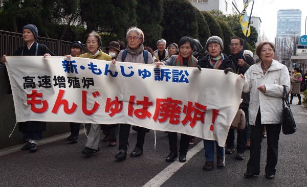 前段集会後、入廷する原告団、弁護団。