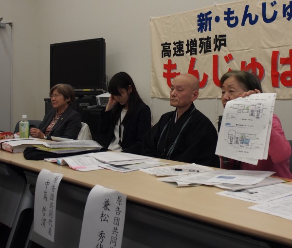 報告集荷甥について廃炉の過程について説明する兼松さん（一番右） （参議院議員会館）